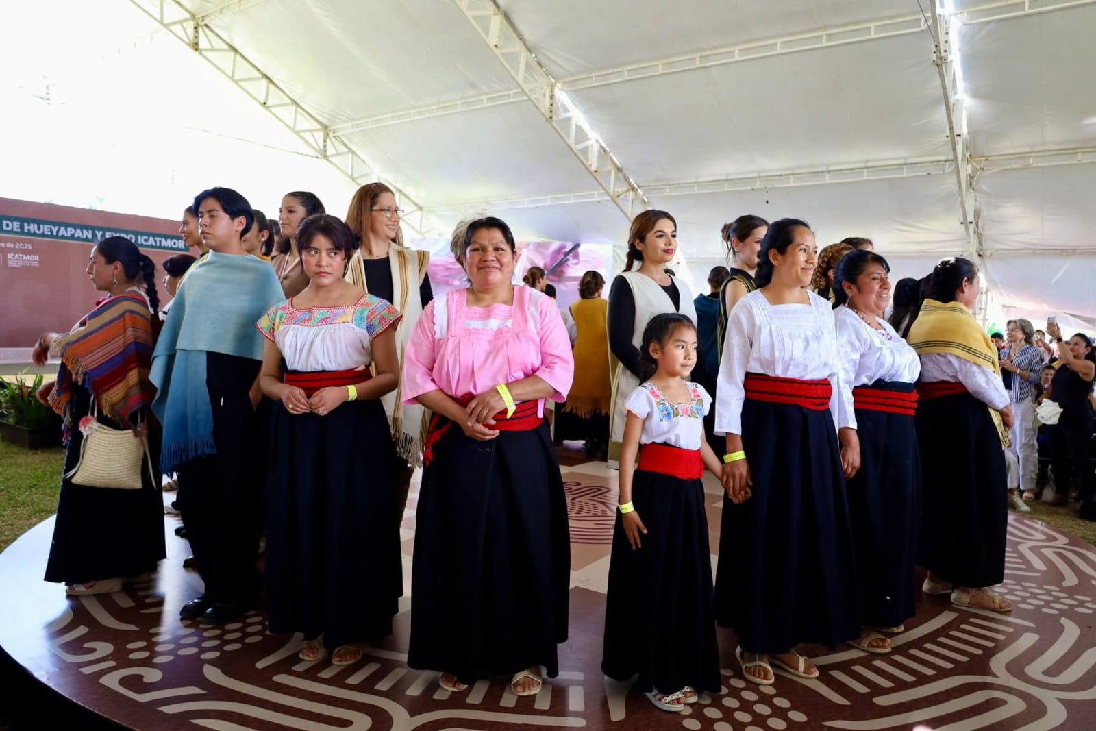 Textiles y arte tradicional — escena 2